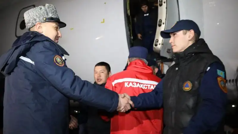 Как встречали спасателей, вернувшихся из Турции, фото - Новости Zakon.kz от 19.02.2023 08:21