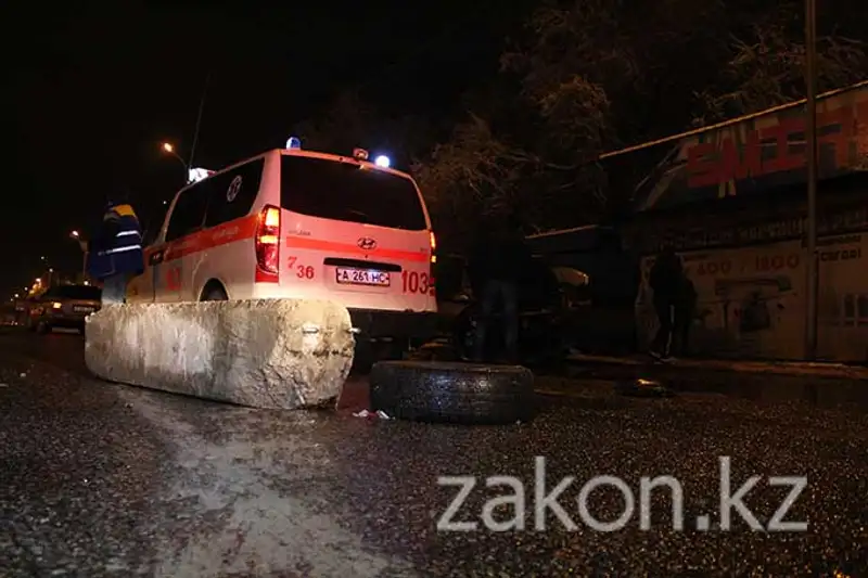 В Алматы Тойота «без водителя» врезалась в бетонное ограждение (фото) В Алматы Тойота «без водителя» врезалась в бетонное ограждение (фото), фото - Новости Zakon.kz от 21.11.2013 15:56