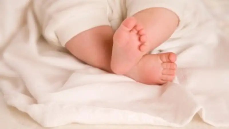 Один дома: в Павлодаре мать оставила полуторамесячного младенца одного без присмотра