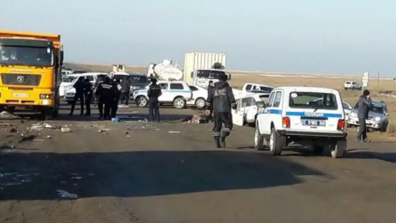 В Атырауской области в ДТП с грузовиком погиб водитель легковушки