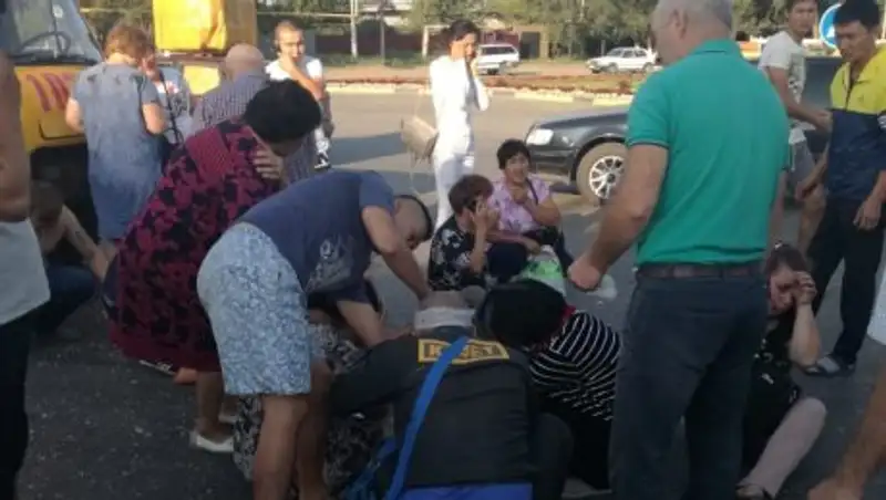 ГАЗель с пассажирами перевернулась в Уральске