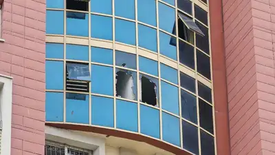 Разбитые окна, палатки: как выглядит ЖК "Аккент" после пожара, фото - Новости Zakon.kz от 02.08.2023 18:14