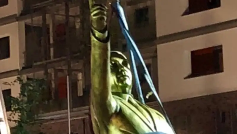 В Германии снесли позолоченную статую Эрдогана