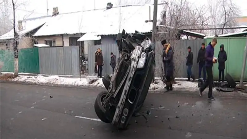 В Турксибском районе Алматы опрокинулся «БМВ»