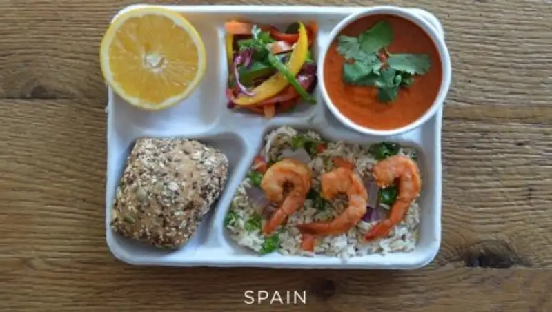 Как выглядят школьные обеды в разных странах мира