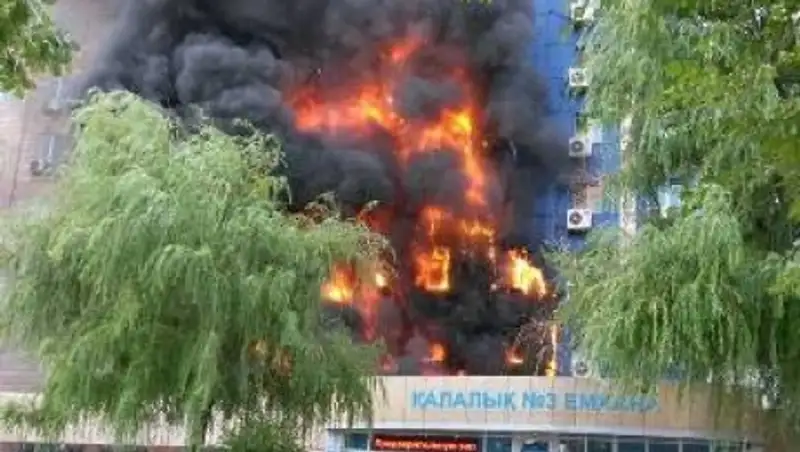 Шестеро человек пострадали во время пожара 9-этажки в Таразе