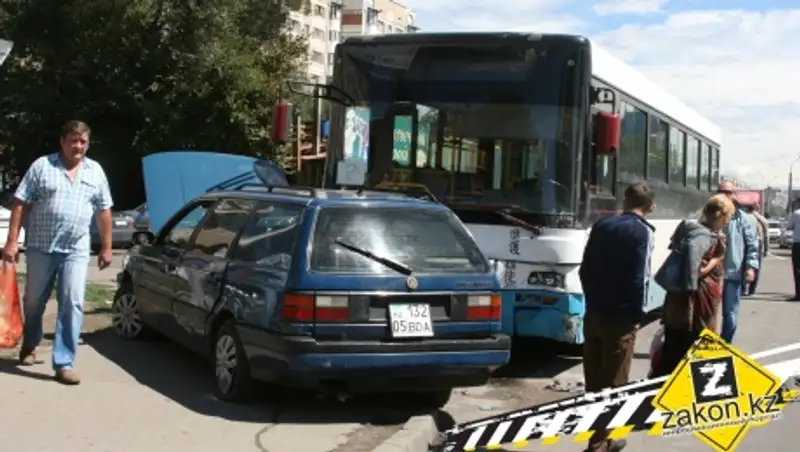 В Алматы торопливый водитель пассажирского автобуса попал в ДТП