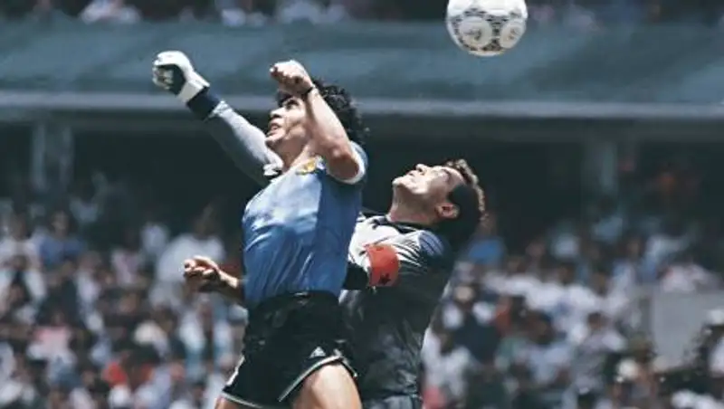 "Рука Бога" – 15-летний футболист повторил гол Марадоны