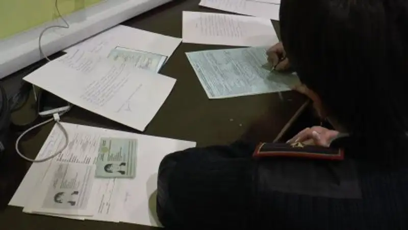 Алматинские подростки и их родители попадают в полицейские участки