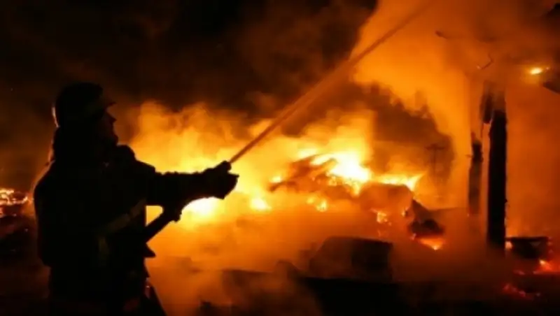 Три человека погибли в результате пожара на складе в Караганде