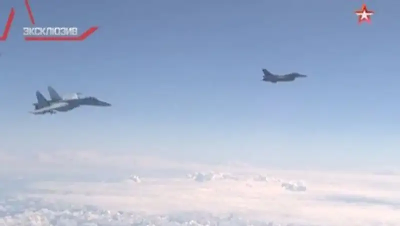Появилось видео с подлетевшим к самолету Шойгу истребителем НАТО
