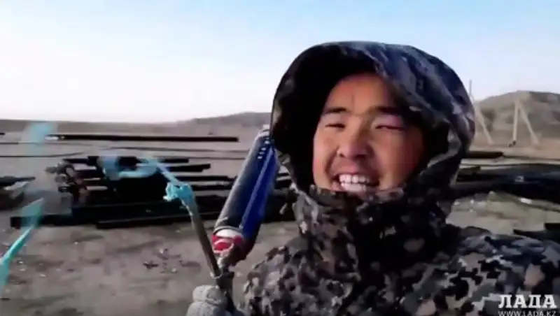 Пародию на видео с вооруженным жителем Нур-Султана сняли в Мангистау