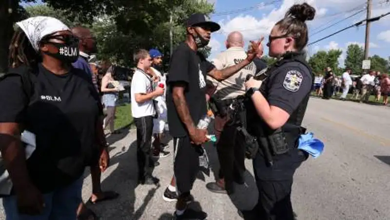 В очередном американском городе ранены полицейские – введен комендантский час