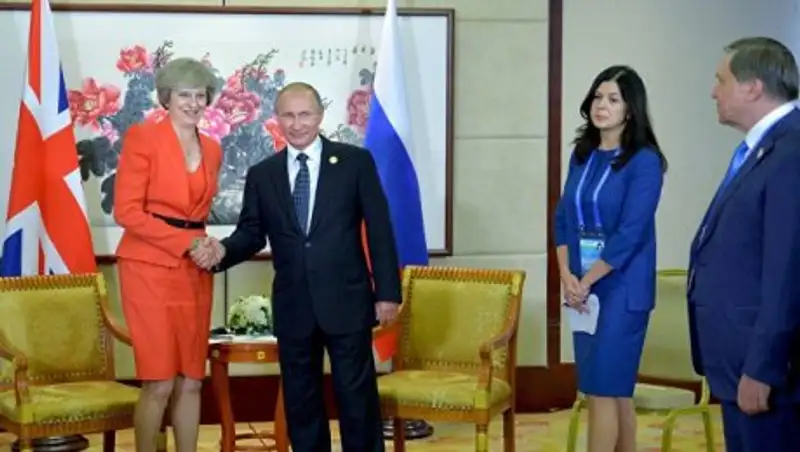 Премьер Англии Т.Мэй не подала руку В.Путину для приветствия