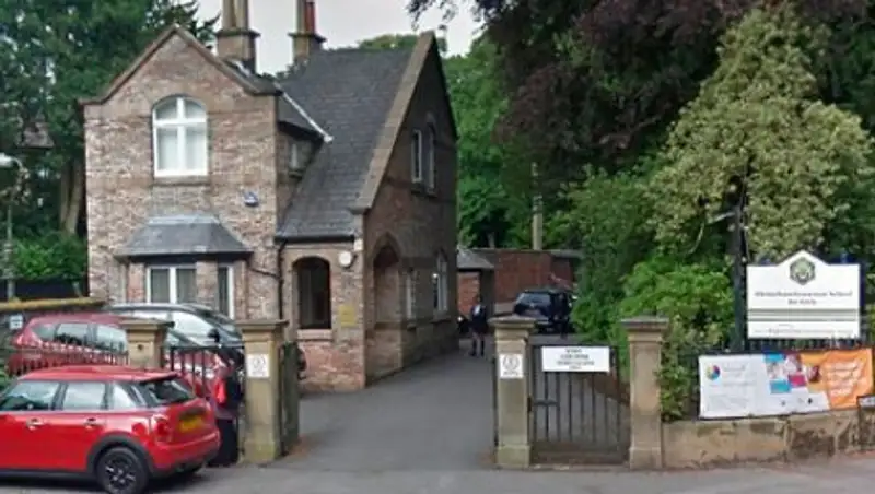 В британской школе девочек запретили называть девочками