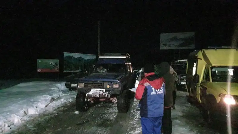 Застрявшие в снежном заносе на Бартогайском водохранилище эвакуированы