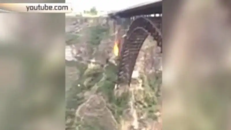 73-летний экстремал погиб во время прыжка с горящим парашютом