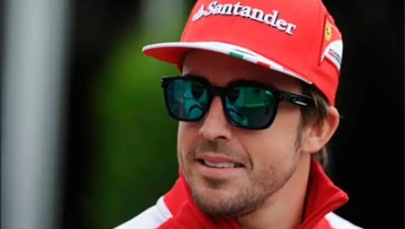 Гонщик "Формулы-1" Фернандо Алонсо доставлен в больницу после аварии в Барселоне