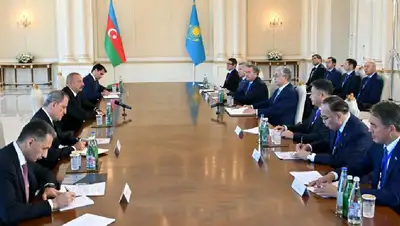 Касым-Жомарт Токаев и Ильхам Алиев провели переговоры в расширенном формате, фото - Новости Zakon.kz от 24.08.2022 17:02