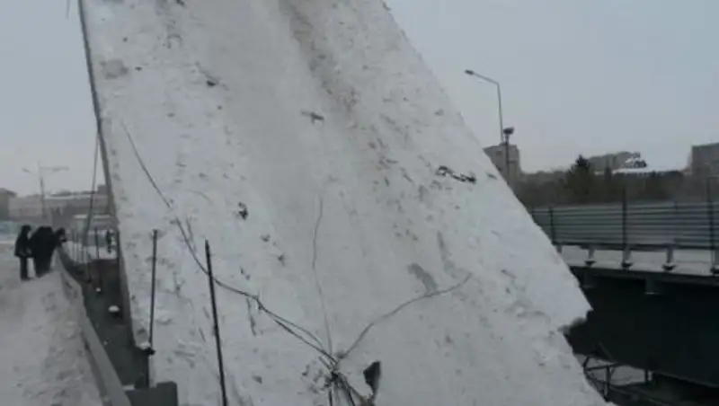 В Усть-Каменогорске рухнул мост: есть пострадавшие