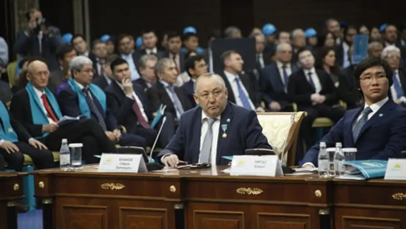 Пресс-секретарь Назарбаева прокомментировал список "Нур Отана" со звездами