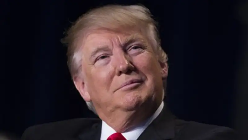 Меланья Трамп напомнила мужу положить руку на сердце во время гимна