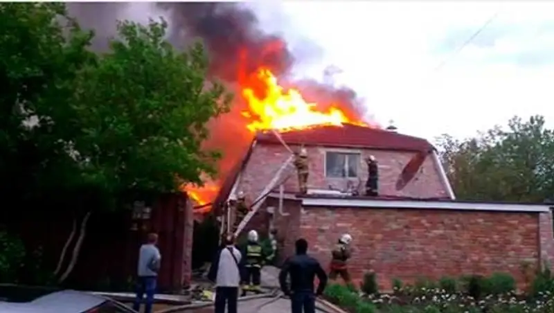 В Караганде сгорел коттедж на двух хозяев