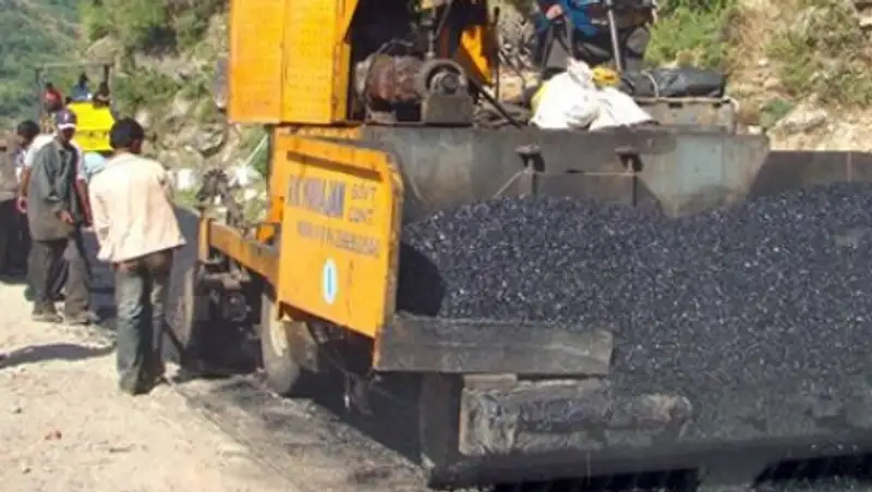 Пьяного индийца заживо закатали в асфальт