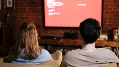 лучшие сериалы осени для уютного вечера, фото - Новости Zakon.kz от 10.10.2023 14:25