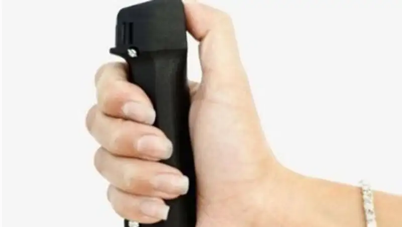 Жительница Актобе напала на соседку с баллончиком из-за оставленного в подъезде мусора