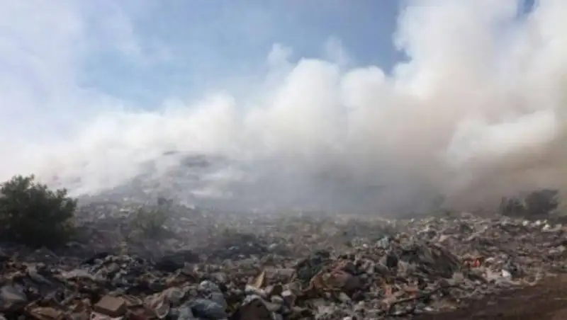 В Усть-Каменогорске со вчерашнего вечера горит городская свалка