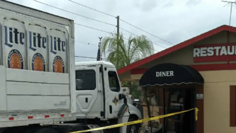 Грузовик с пивом опрокинулся и обрадовал прохожих