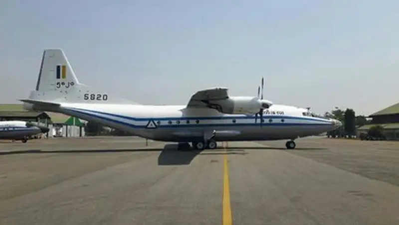 Стюардесса китайской авиакомпании выпала из самолета