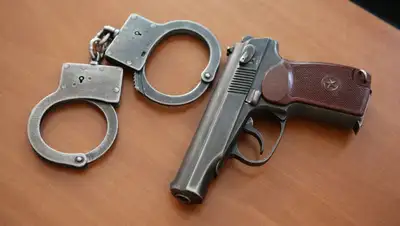 В Жамбылской области, полицейские, изъятое оружие, фото - Новости Zakon.kz от 23.01.2022 00:55