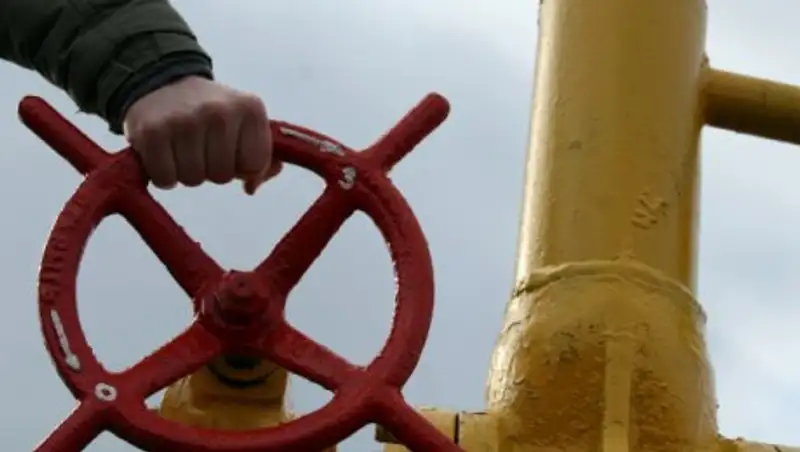 В Алматы более тысячи домов остались без тепла из-за ДТП