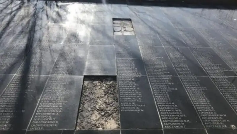 Стало известно, куда пропали плиты с Мемориала Славы в Шымкенте