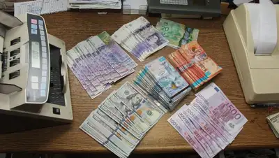 курс валют в обменных пунктах Казахстана , фото - Новости Zakon.kz от 17.08.2022 09:41