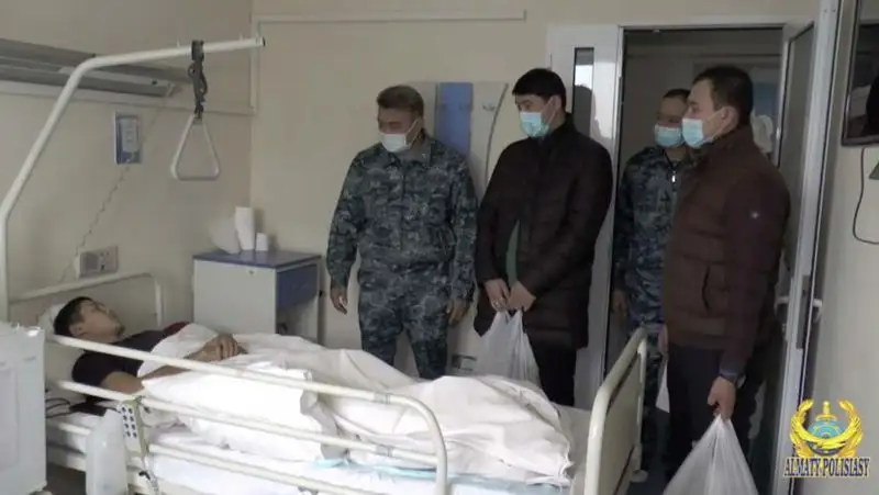 Раненых полицейских в Алматы навестили популярные вайнеры
