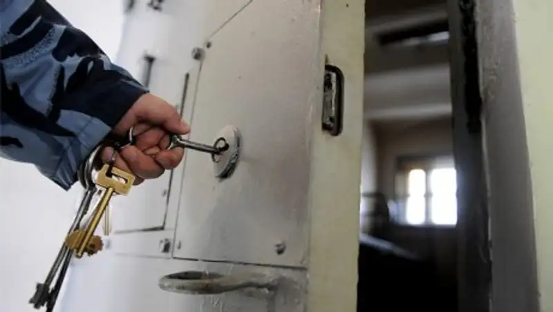 Освобожденные по амнистии заключенные вышли на свободу в Атырау