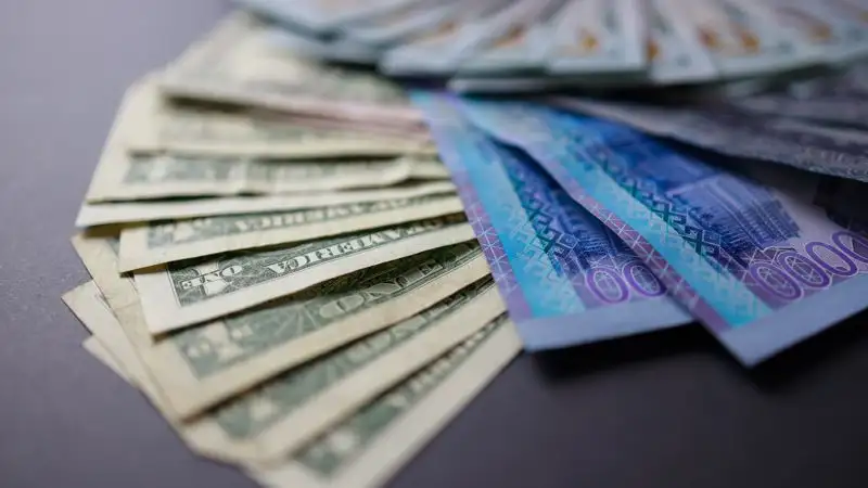 Доллар продолжил рост на торгах 23 февраля