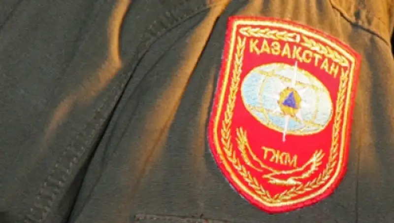 В Караганде спасатели сняли ребенка с кольев железного забора