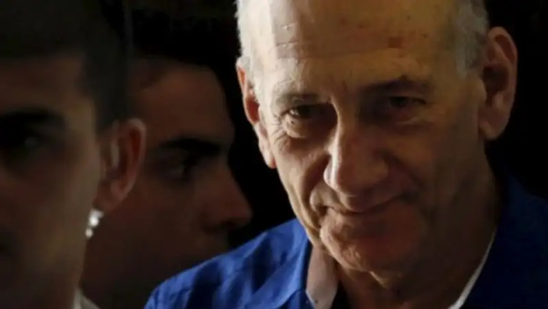 Экс-премьер Израиля Ольмерт приговорен к полутора годам тюрьмы