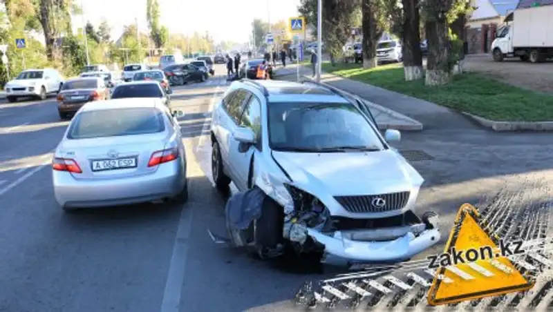 Массовая авария произошла утром в Алматы