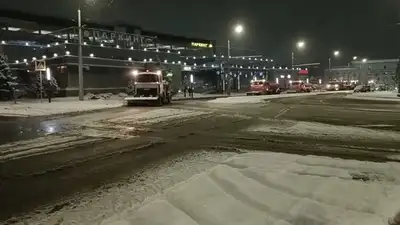 Алматы продолжают очищать от снега даже в ночное время, фото - Новости Zakon.kz от 11.01.2023 01:33