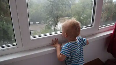 В Семее малыш выпал из окна 4 этажа, фото - Новости Zakon.kz от 23.05.2023 01:05