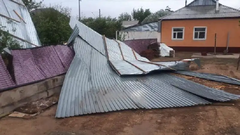 Сильный ветер сорвал крыши с шести зданий в Кызылординской области