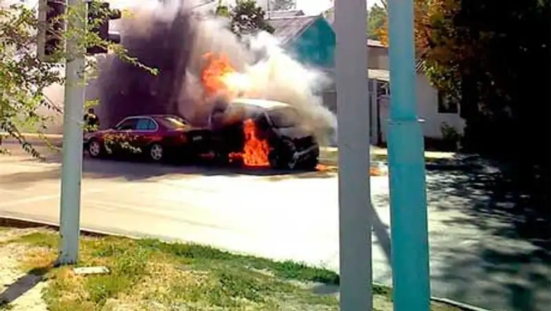 В Шымкенте горящий автомобиль врезался в «BMW» 