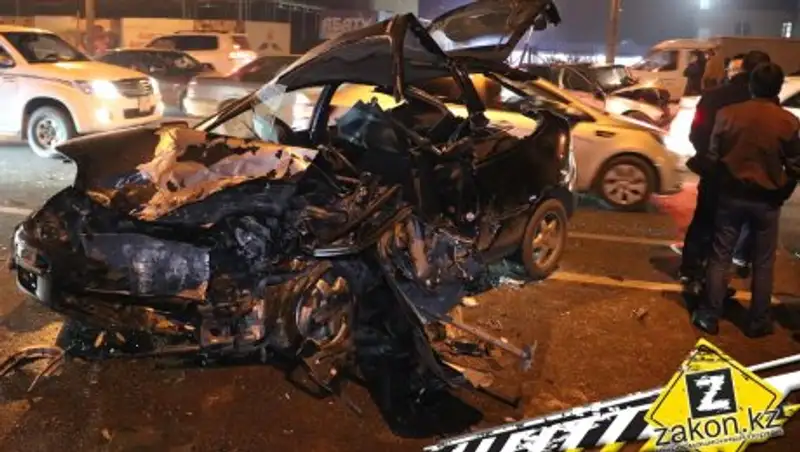 В крупной аварии в Алматы пострадали три человека