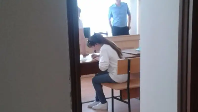 В Костанае таксист и умывшаяся зеленкой девушка примирились