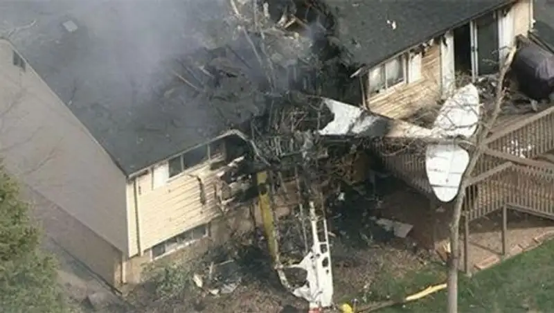 В США одномоторный самолет рухнул на жилой дом  